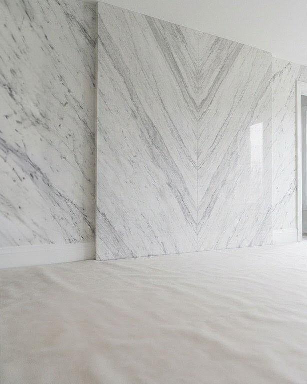 White marble-effect wall — themes preview